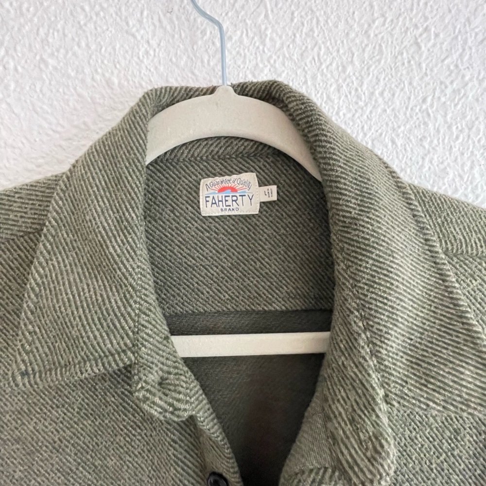 TWO Faherty Legend sweater shirts in grey twill and olive - Picture 4 of 16